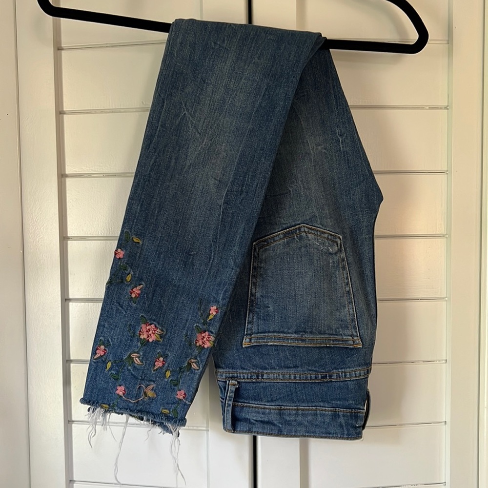 Zara women jeans size 2. Embroidered flower on leg